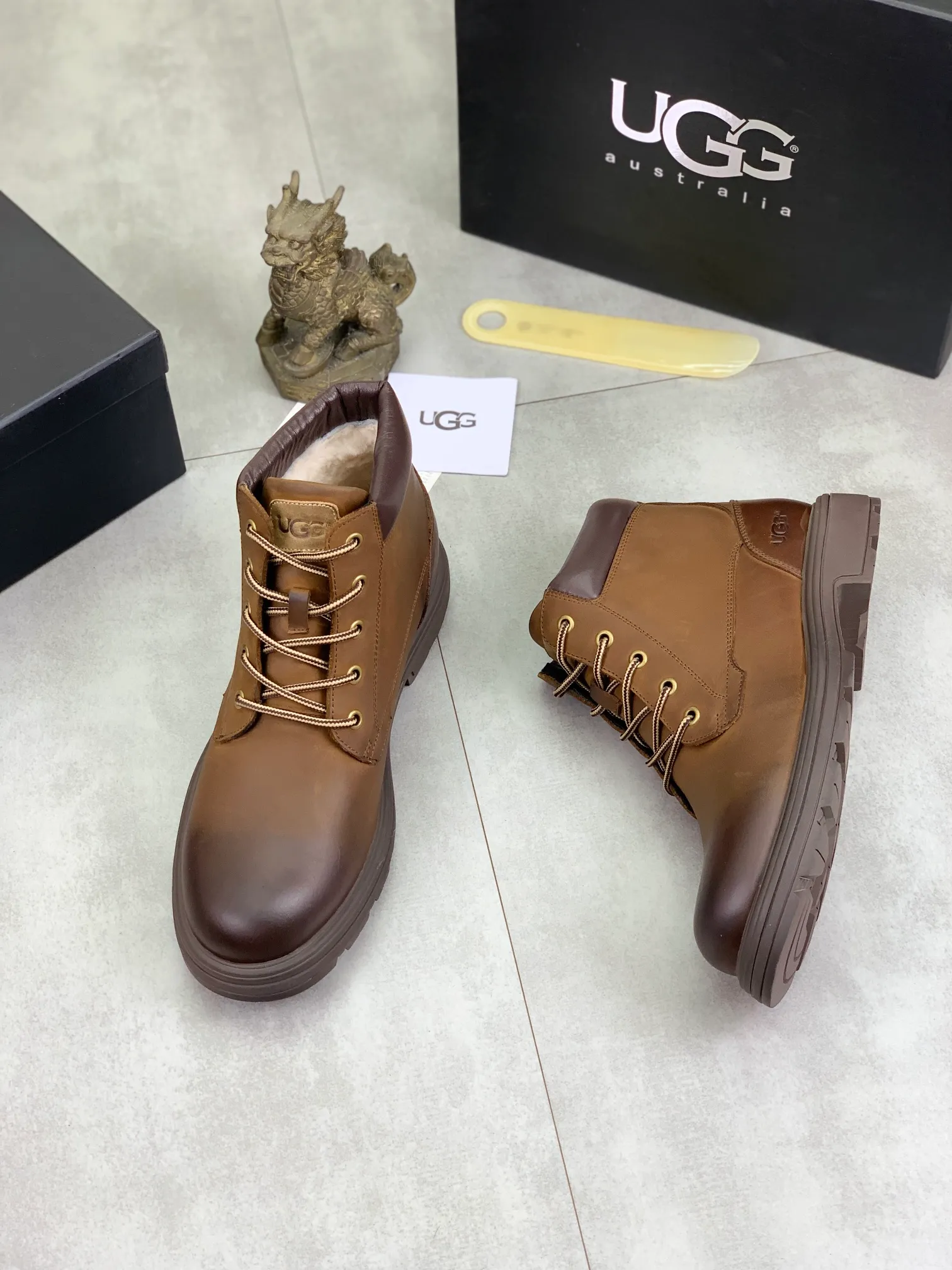 Factory price P640 💶[UGG] (full wool lining) Top-end high-quality fur integrated warm snow boots from Australia's warm luxury men's shoes brand, UGG-5877 official website synchronized, made of imported cowhide, carefully sewn...Imported rubber outsole (comfortable, soft, wear-resistant) The quality is really great...Exquisite workmanship, you can't put it down at first sight, code number: 39-44 Color: 3️⃣colors available